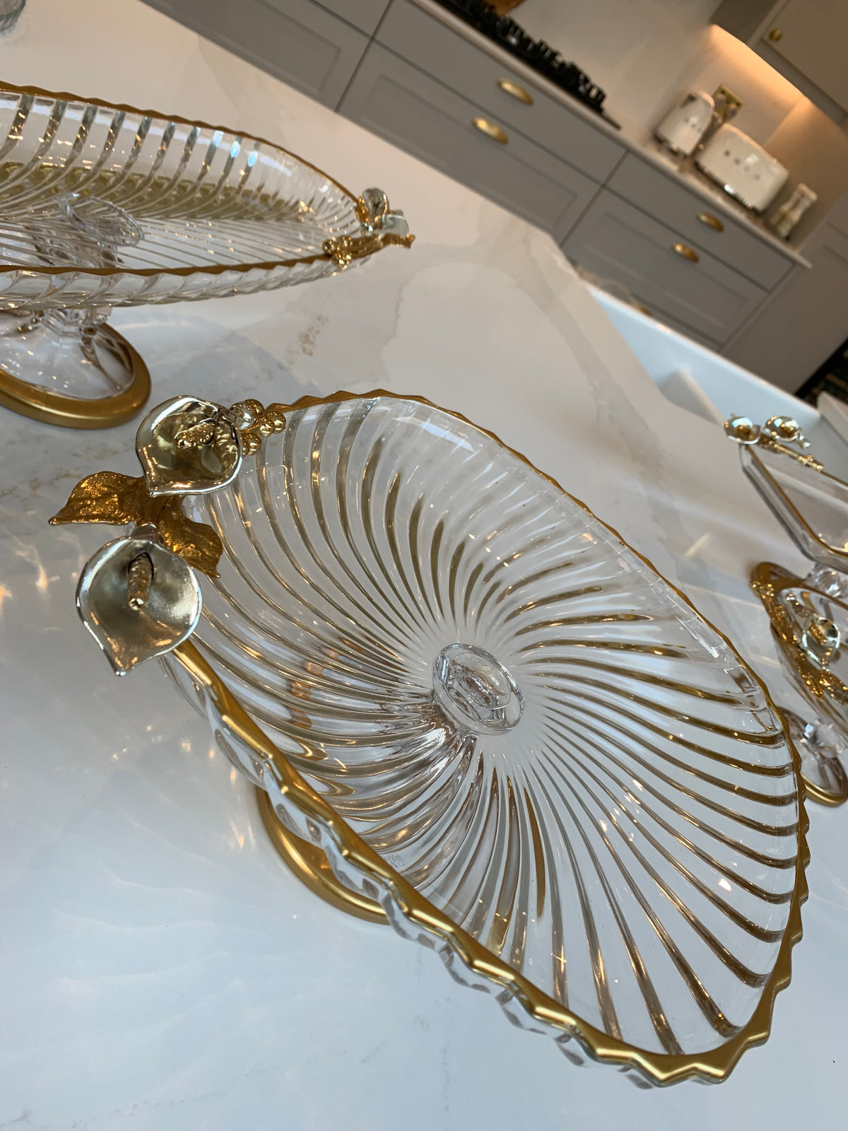Glass serving dish / dessert stand