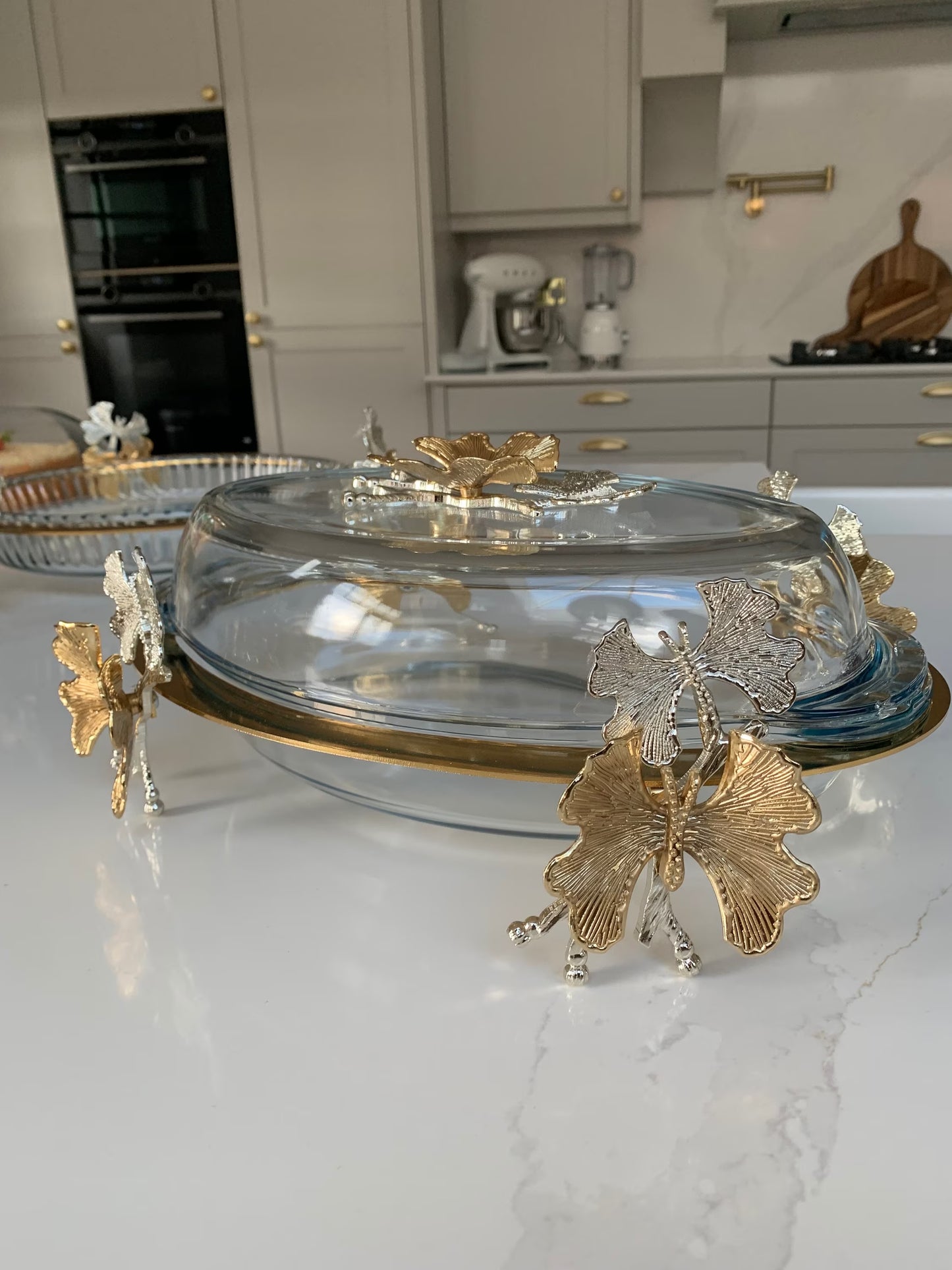 Roasting dish with lid