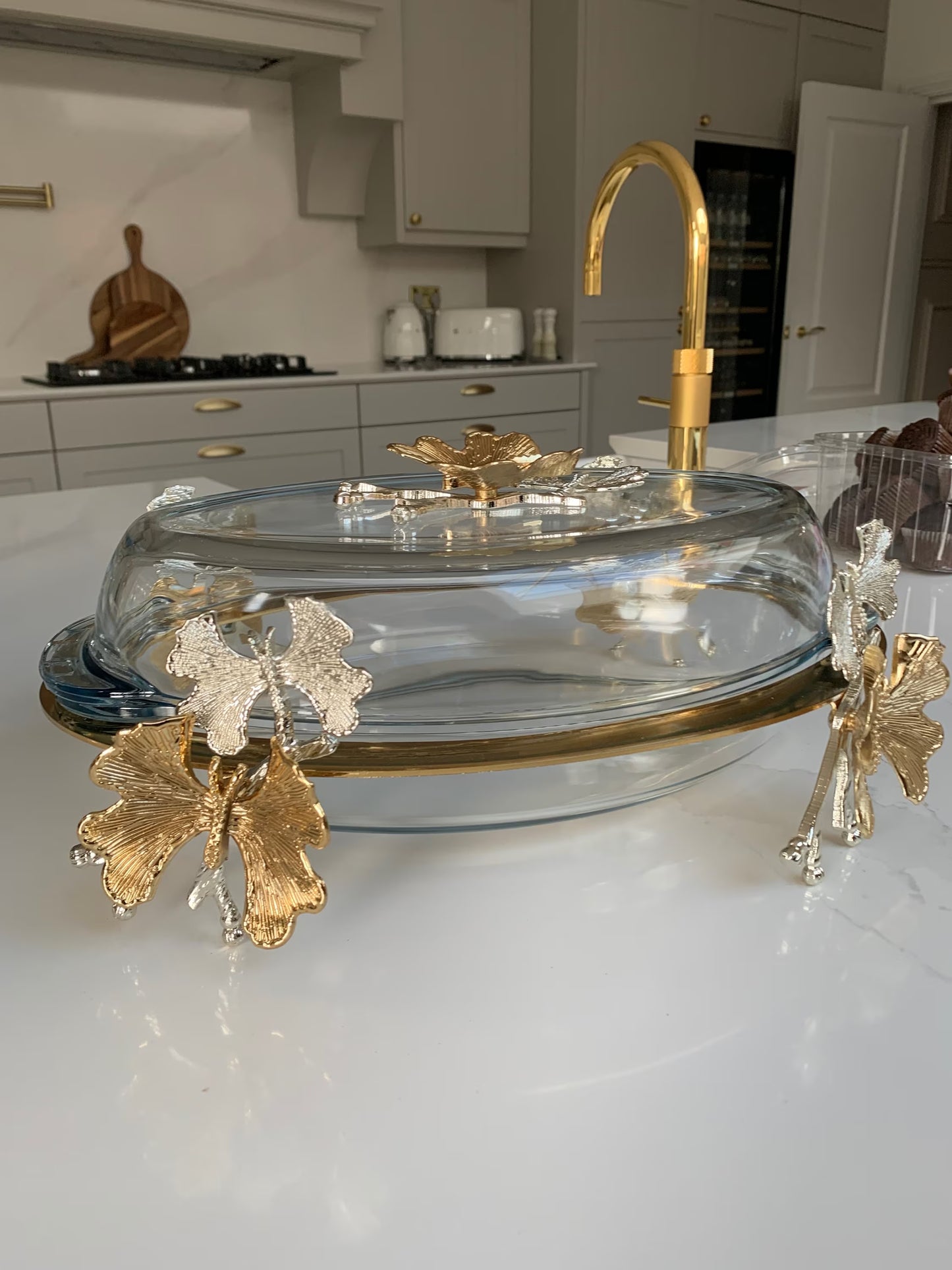 Roasting dish with lid